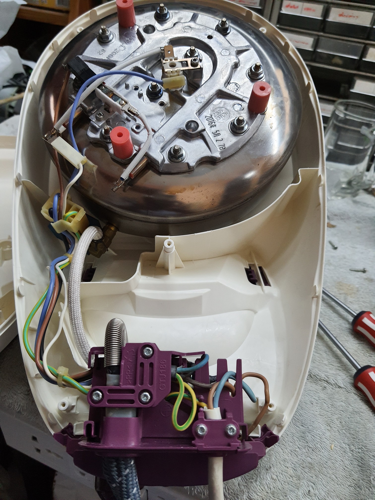 ซ่อมเตารีดไอน้ำ ยี่ห้อ TEFAL รุ่น GV5240 อาการเตารีดไม่ร้อนไอน้ำไม่ออ