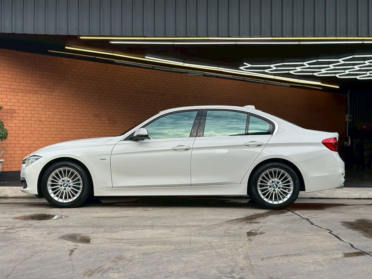 BMW 320d Luxury LCI (F30) ปี 2017
