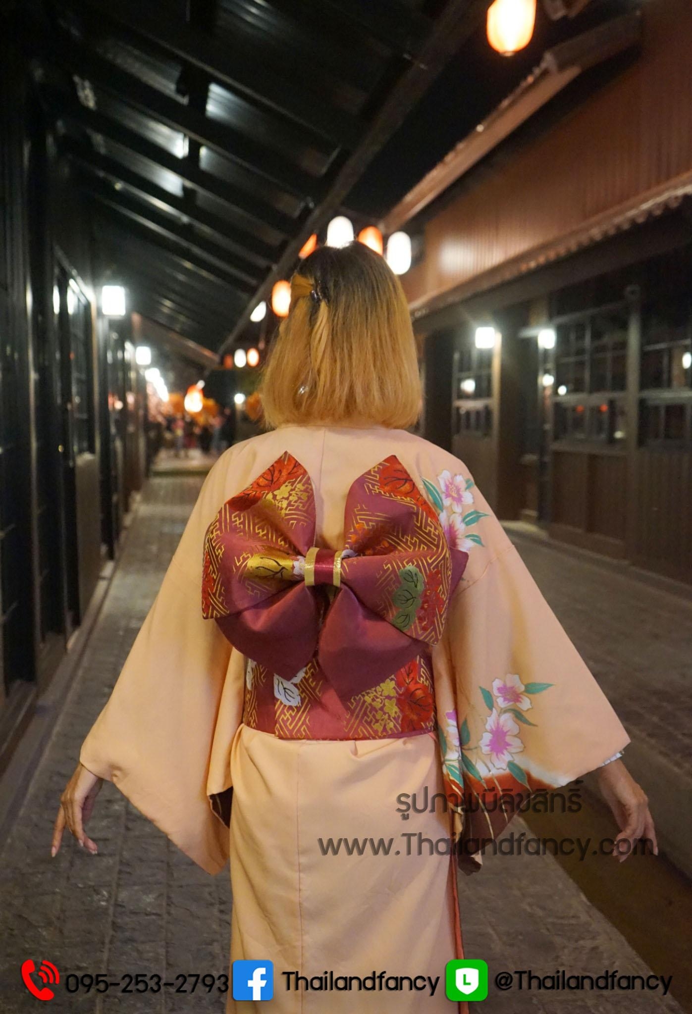 ชุดแฟนซีผู้หญิงสำหรับเช่า Kimono Costume เช่าชุดกิโมโนผู้หญิง เช่าชุดกิโมโนกรุงเทพ เช่าชุดญี่ปุ่นหญิง ชุดญี่ปุ่นโบราณ ชุดเช่ากิโมโนผู้หญิงสีโอรสลายดอกไม้แถบแดงโอบิสำเร็จรูป