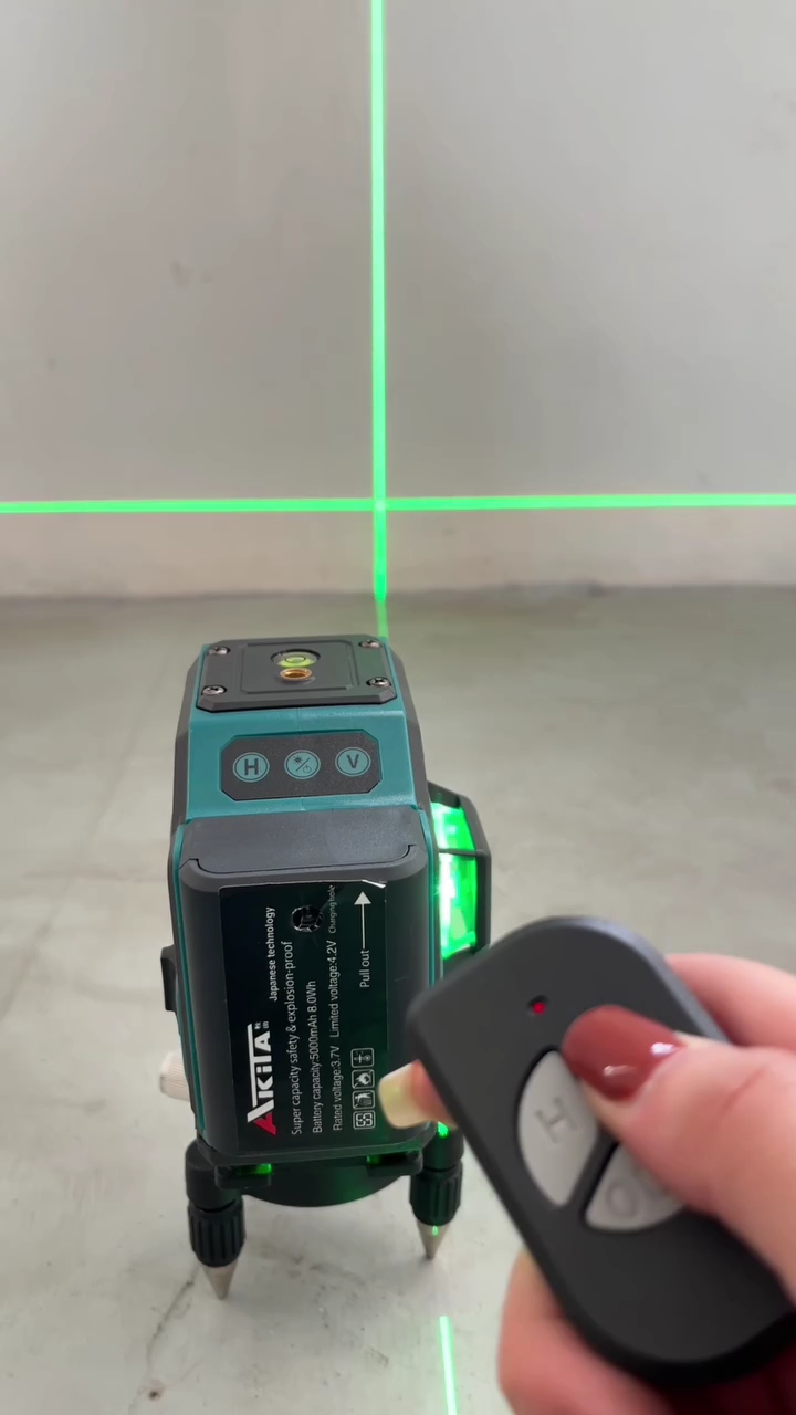 เครื่องวัดระดับเลเซอร์ ยี่ห้อ AKITA มีมาให้เลือก 2 แบบ 12 เส้น และ 16 เส้น