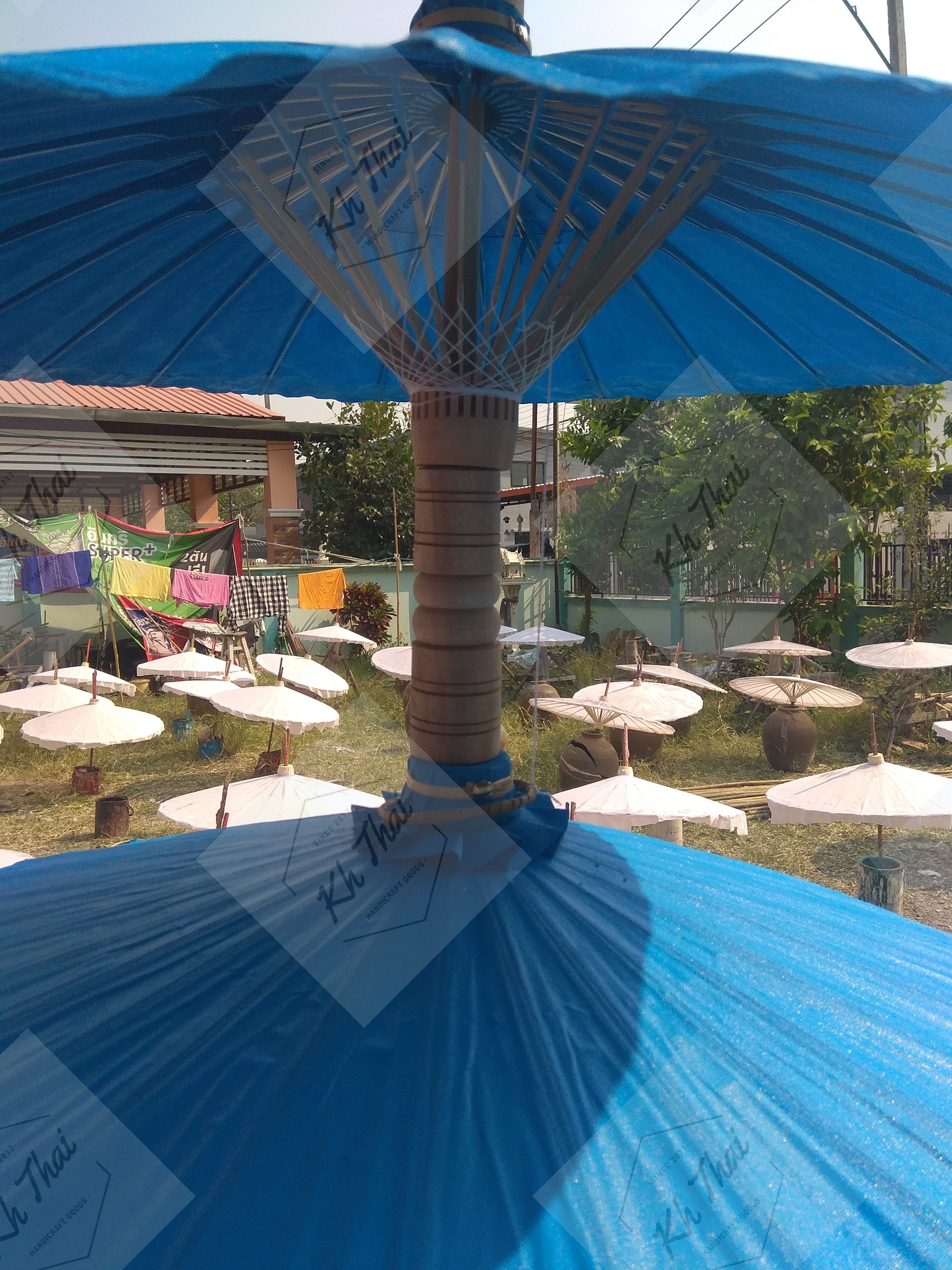 ร่มชั้นผ้าน้ำมัน สีฟ้า ขนาด 12 14 17 ตามลำดับ พร้อมขาตั้ง ใช้งานได้ทันที