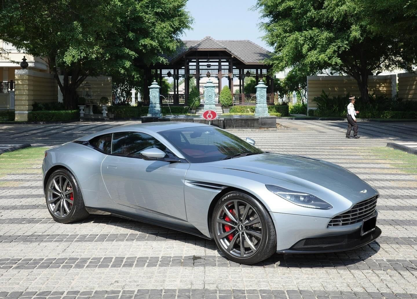 Aston Martin DB11 ปี 2022