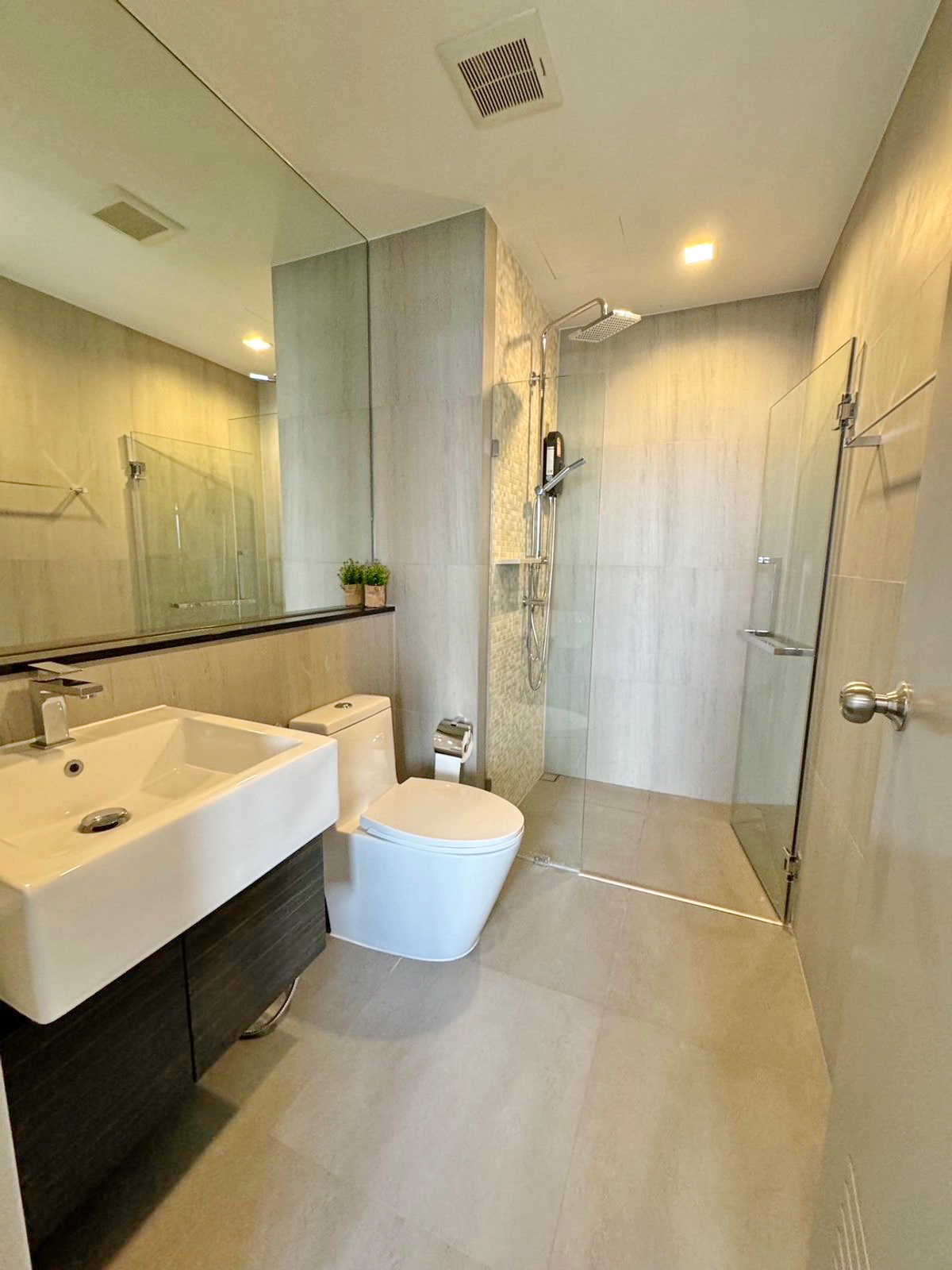 ให้เช่า The Politan Aqua ห้องวิวแม่น้ำเจ้าพระยา มี* เครื่องซักผ้าฝาหน้า LG 9 กก