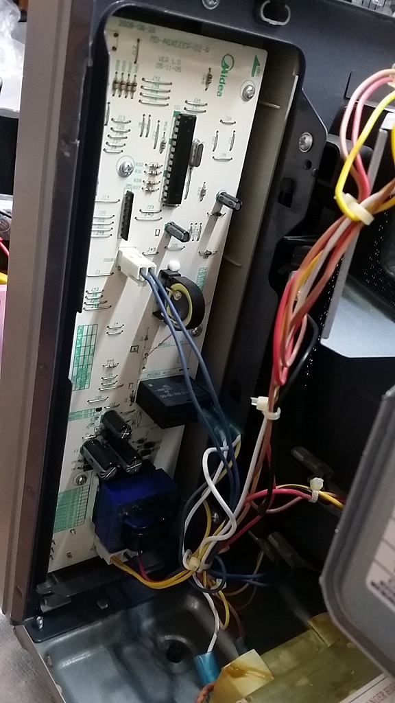 ซ่อมไมโครเวฟ ยี่ห้อ Electrolux รุ่น EMS3027X อาการเครื่องทำงานบ้างไม่ทำบ้าง