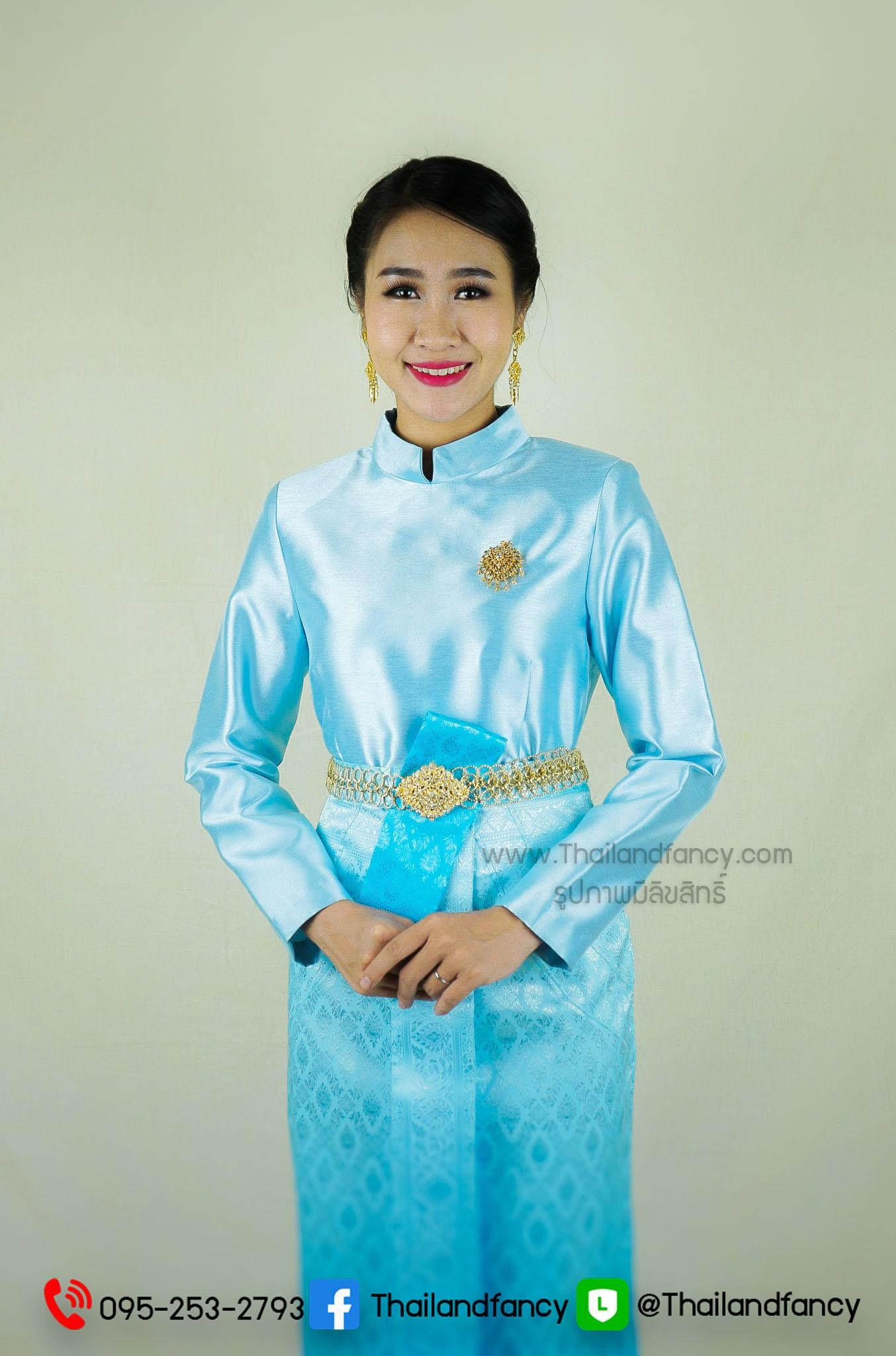 ชุดไทยอุ่นไอรัก ชุดไทยบรมพิมาน ชุดไทยโบราณ ชุดไทยประยุกต์ ชุดไทยย้อนยุค ชุดไทยบรมพิมานสีฟ้าเข้าคู่กับผ้าถุงลายไทยยกหน้านางไล่เฉดสีฟ้า