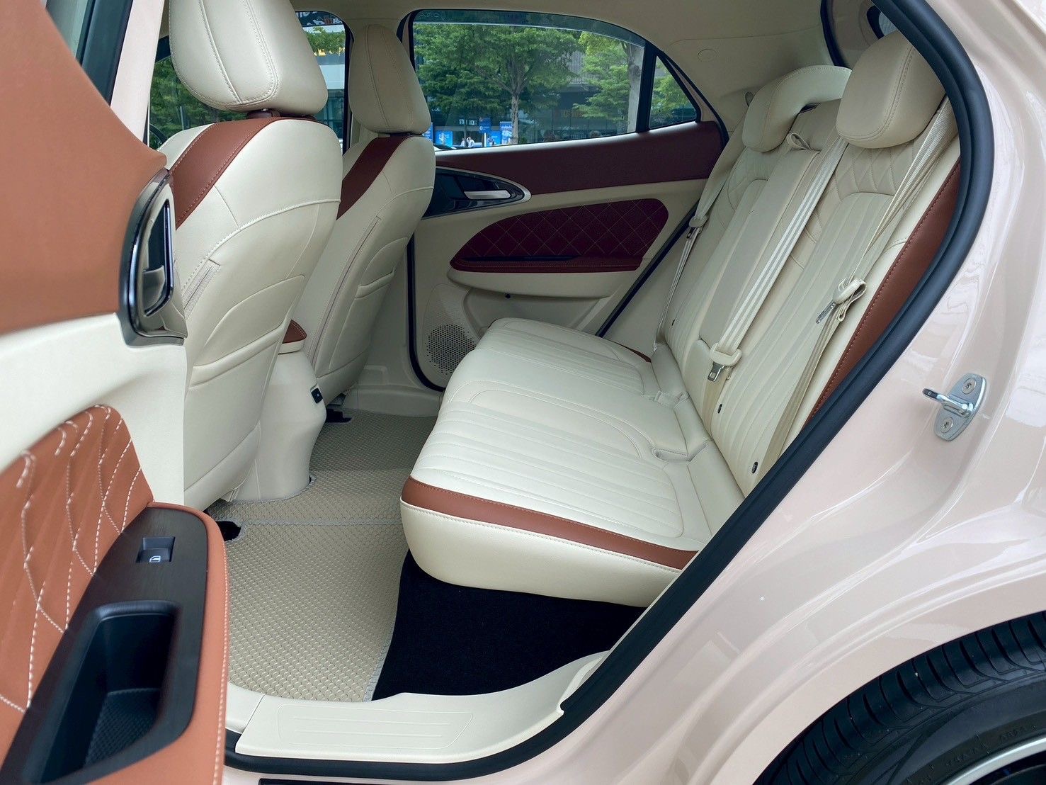 ORA Good Cat ULTRA 500 ปี 2023 สีเบจ