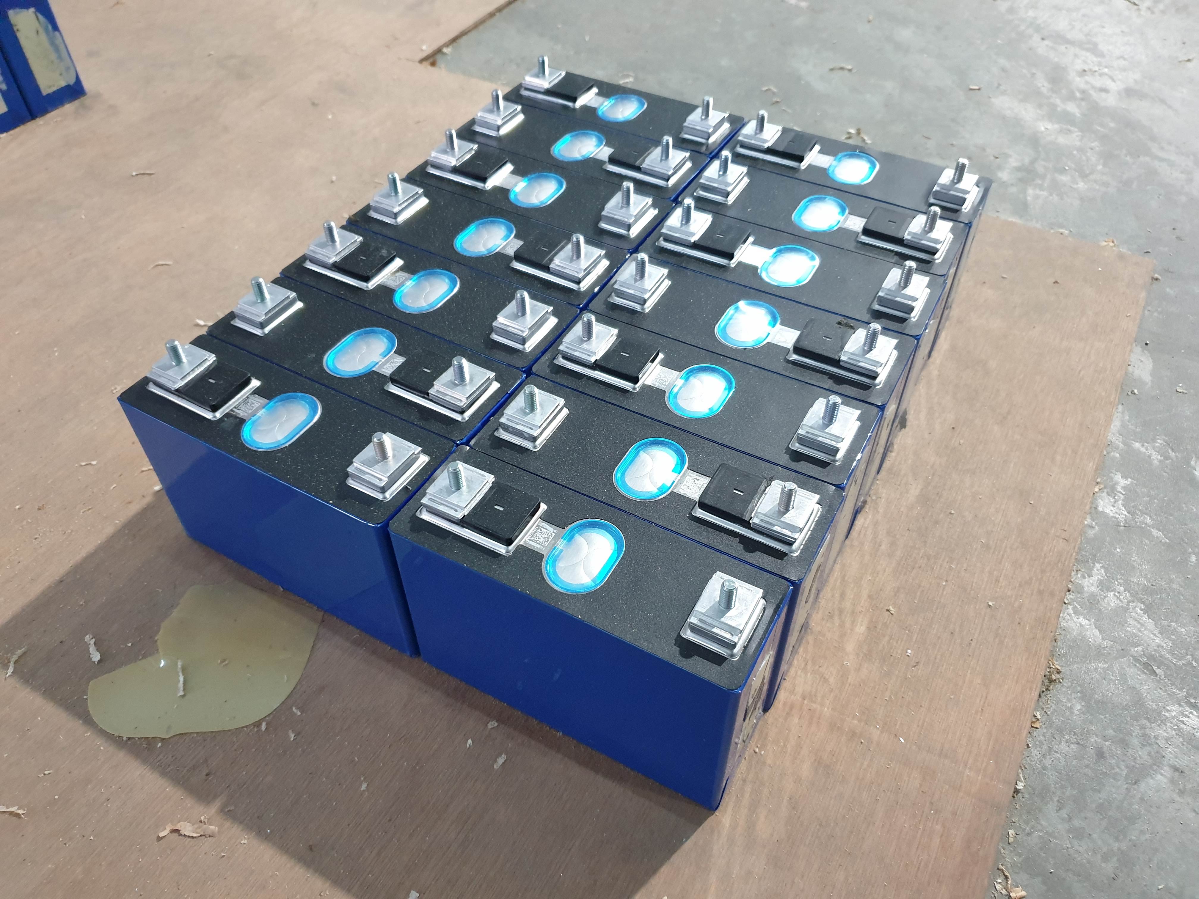 แบตเตอรี่รถกอล์ฟไฟฟ้า AGV โฟล์คลิฟไฟฟ้า โซล่าเซลล์แบตเตอรี่ 12v 24v 36v 48v 100ah 200ah