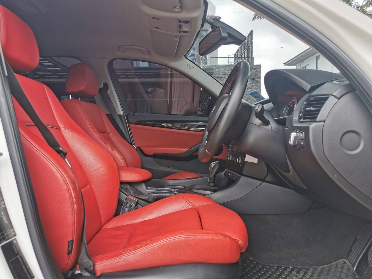 BMW X1 2.0I Sport สีขาวเบาะแดง ปี 2014