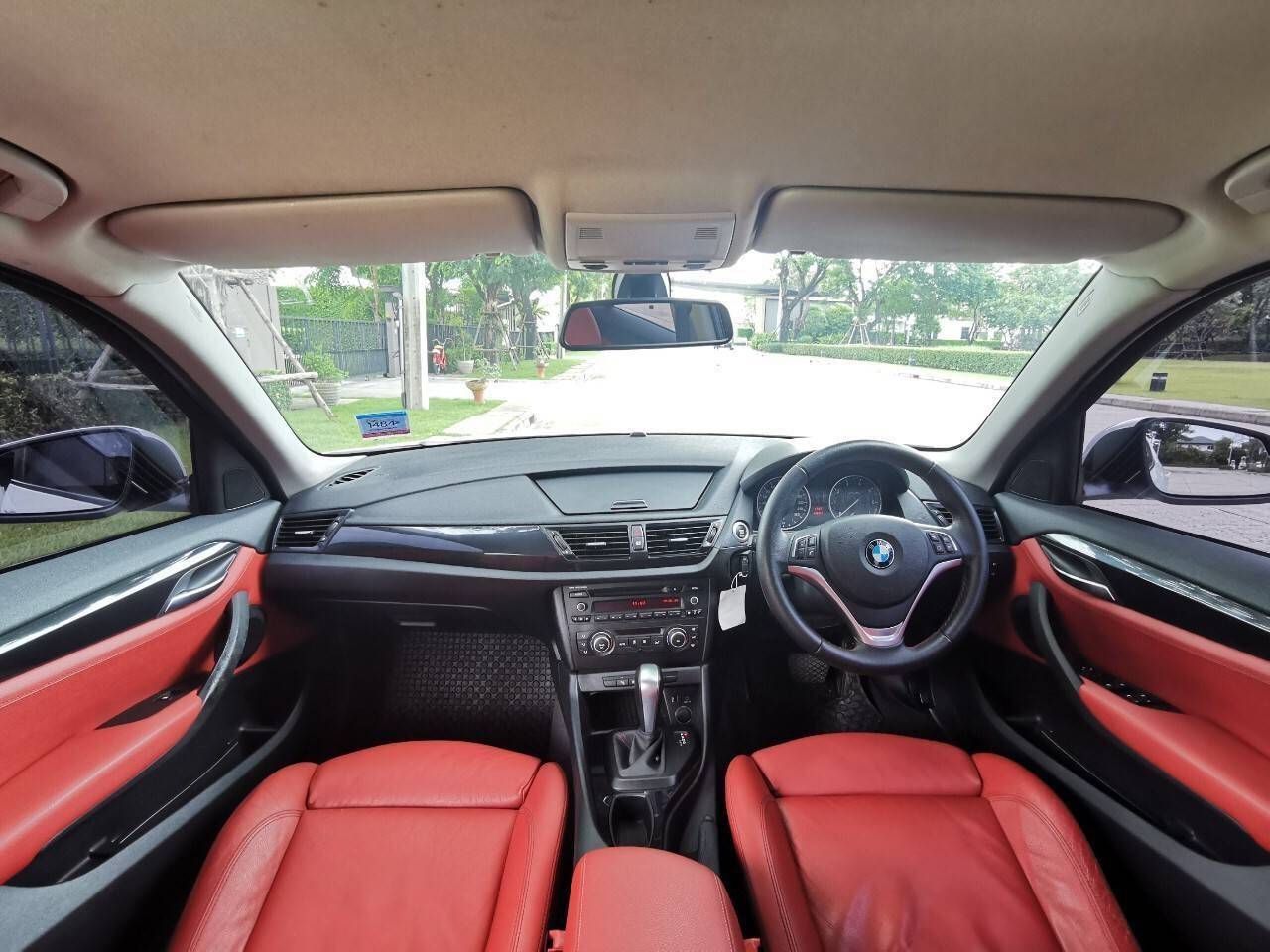 BMW X1 2.0I Sport สีขาวเบาะแดง ปี 2014