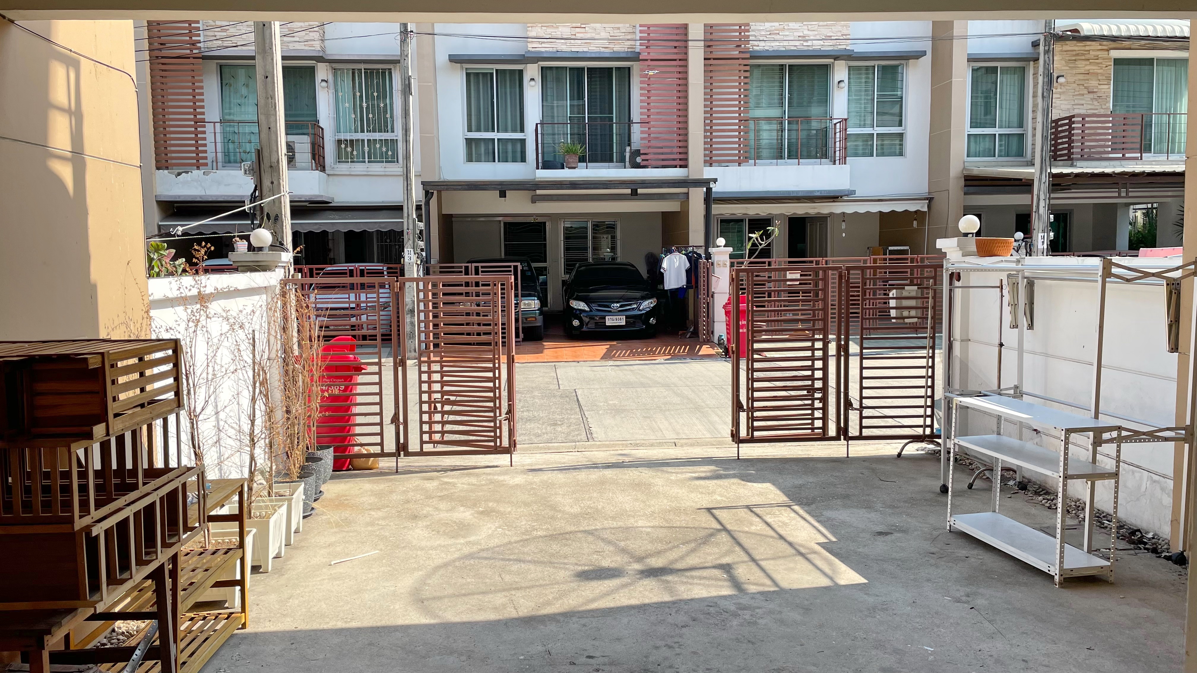 ให้เช่า ทาวน์โฮม3 ชั้น แยกสนามบินน้ำ ใกล้สถานีรถไฟฟ้าสายสีม่วงและสายสีชมพู.บ้านพร้อมอยู่