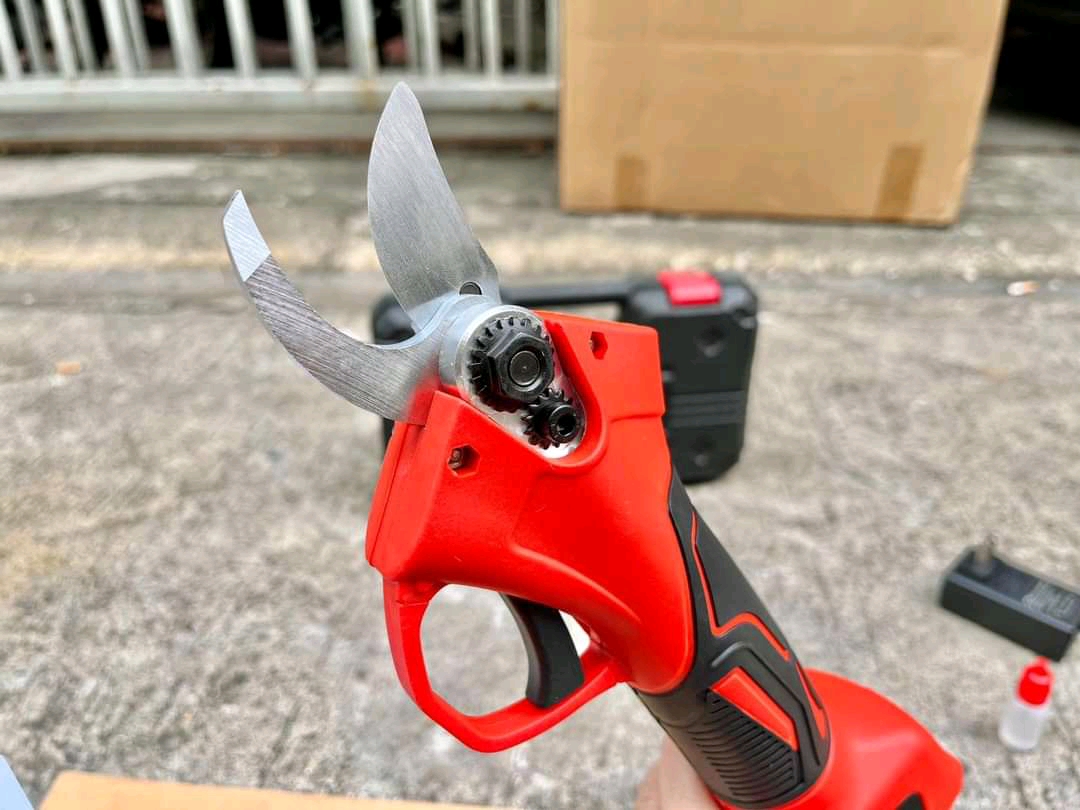 กรรไกรตัดกิ่งไม้แบตเตอรี่ อเนกประสงค์ ยี่ห้อ Vergin 148V