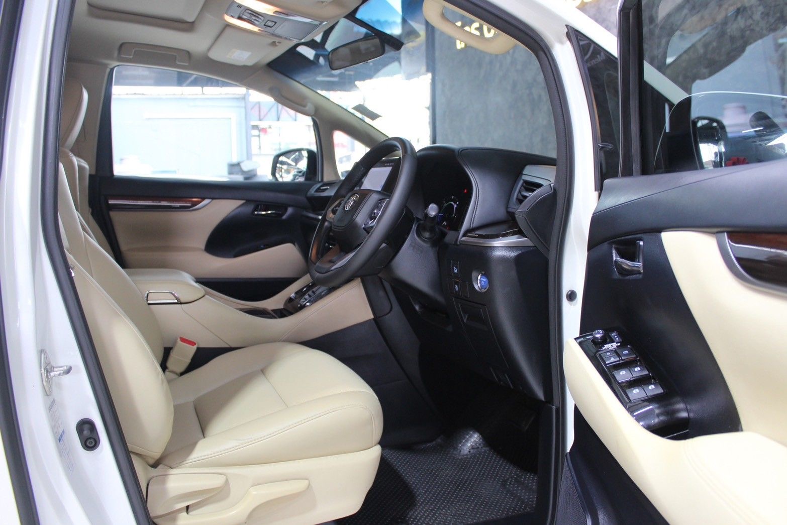Toyota Alphard 30 hybrid X ปี 2017