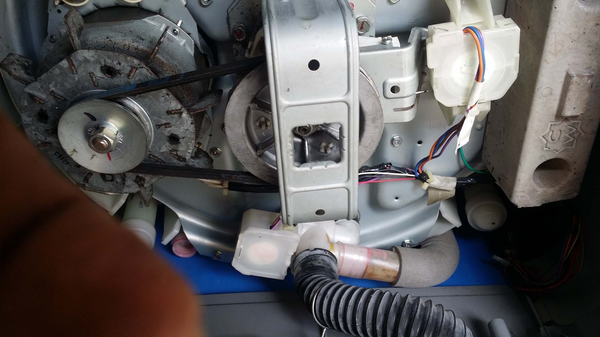 ซ่อมเครื่องซักผ้า ยี่ห้อ HITACHI รุ่น SF-140KJS อาการปั่นแห้งไม่ได้ ขึ้น Error F9