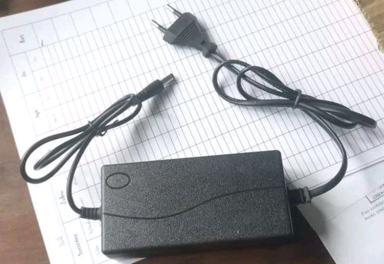 ที่ชาร์จแบตเตอรี่ ทรงสี่เหลี่ยมผืนผ้า (หัวกลม)