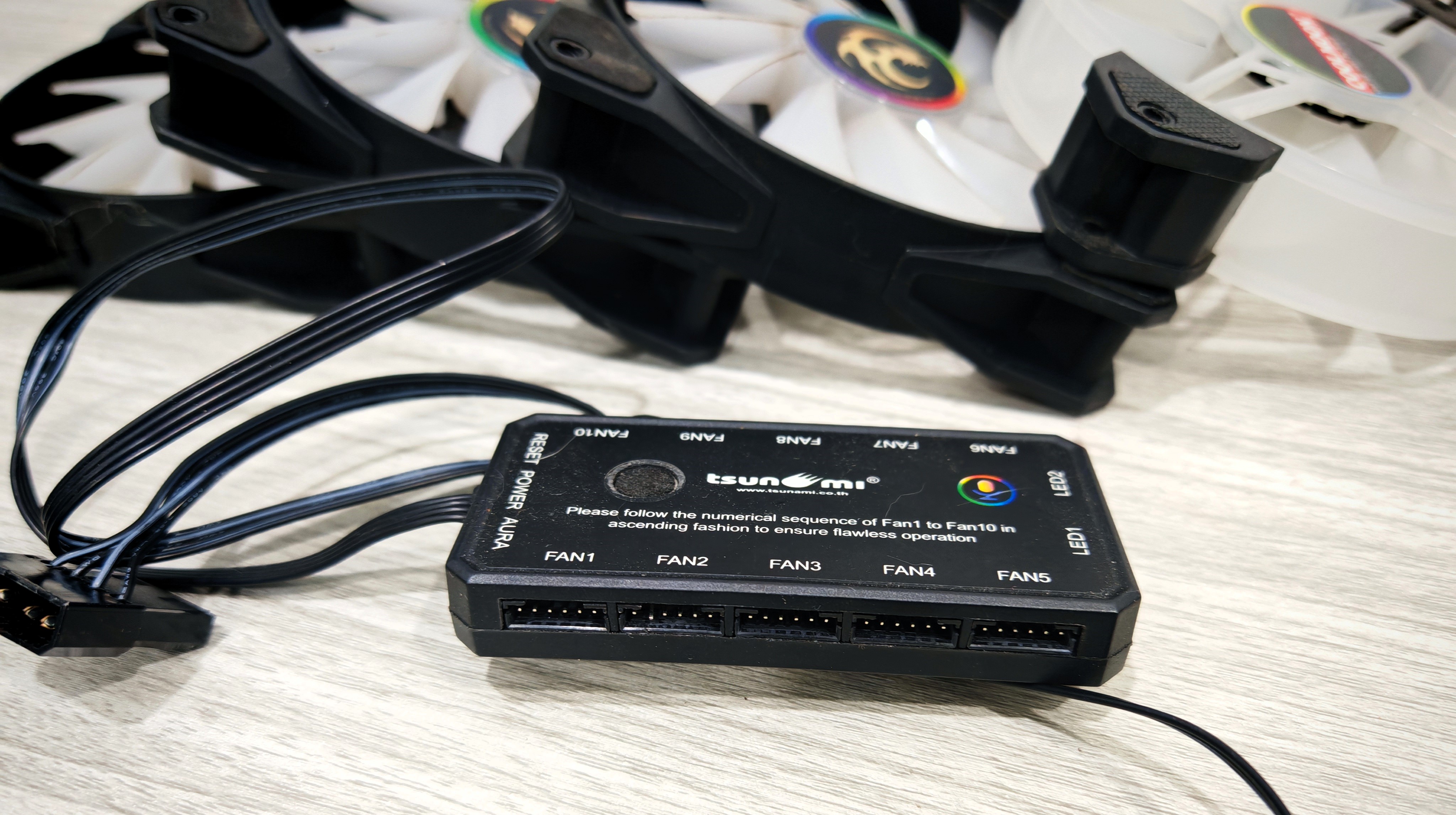 ชุดพัดลม tsunami 3 ตัว + coolmoon 1ตัว พร้อมกล่องคุมไฟ พัดลมเป็นแบบ RGB