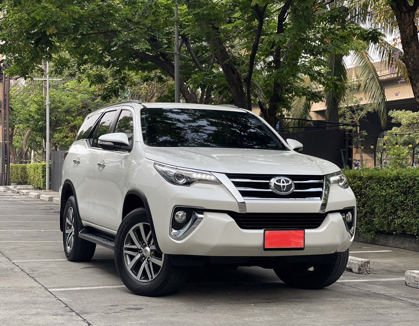 Toyota Fortuner 2.8V 2wd AT สีขาว ปี2015