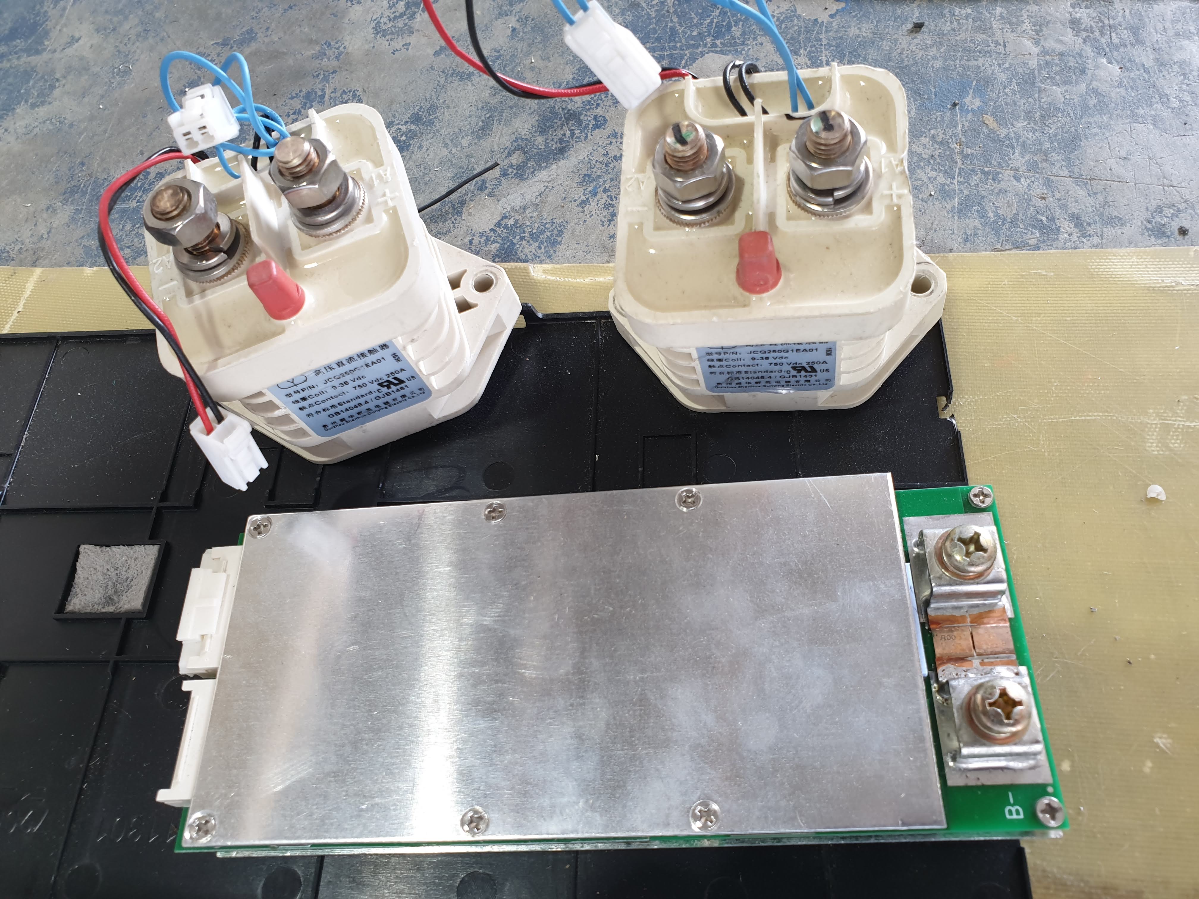 Lifepo4 แบตเตอรี่ระบบโซล่าเซลล์ โฟล์คลิฟไฟฟ้า 48v 240Ah ออกแบบคุมด้วย relay เปิดปิด ผ่าน smart bms รับกระแสต่อเนื่อง 250a ได้สบายๆ