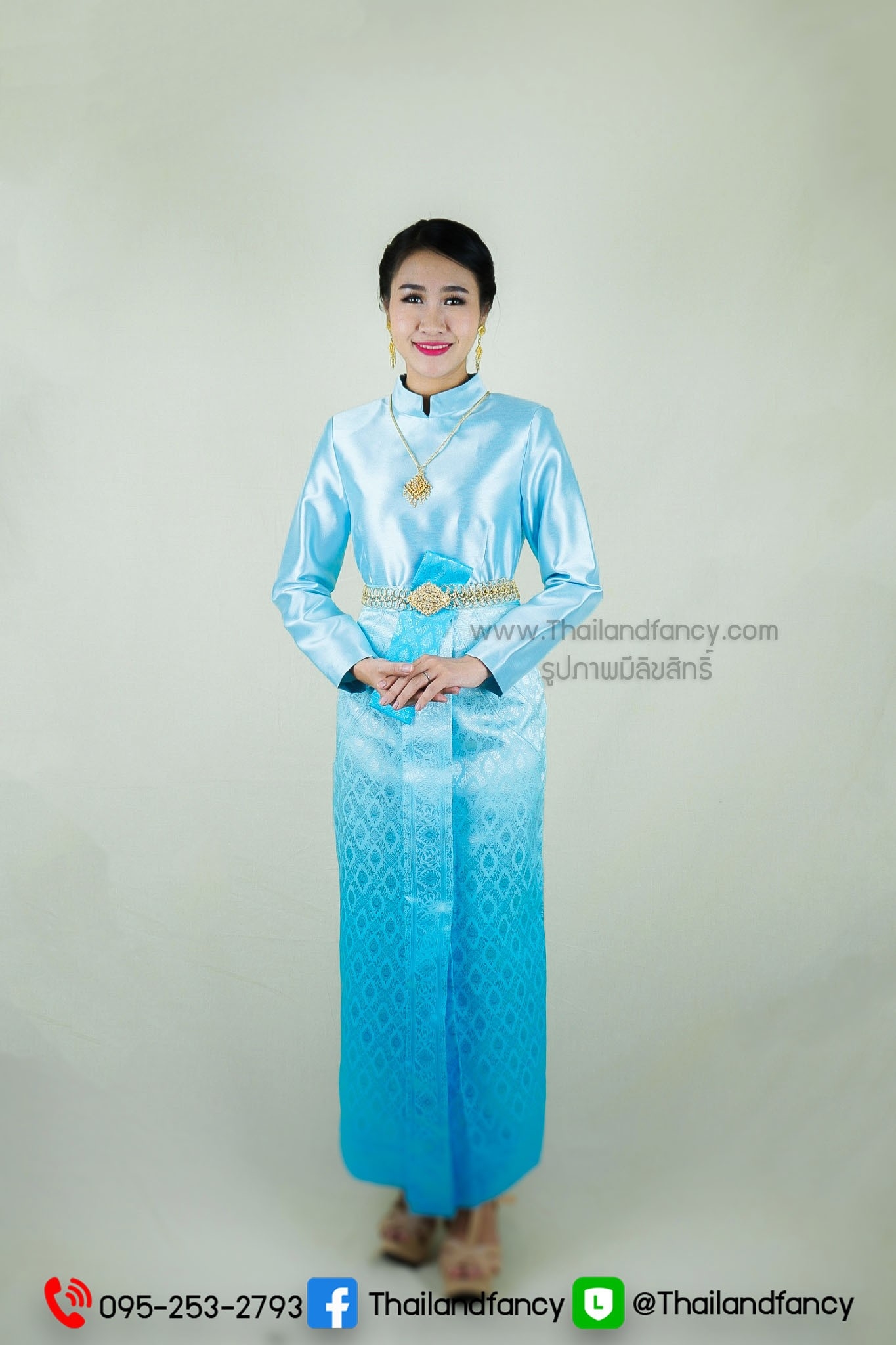 ชุดไทยอุ่นไอรัก ชุดไทยบรมพิมาน ชุดไทยโบราณ ชุดไทยประยุกต์ ชุดไทยย้อนยุค ชุดไทยบรมพิมานสีฟ้าเข้าคู่กับผ้าถุงลายไทยยกหน้านางไล่เฉดสีฟ้า