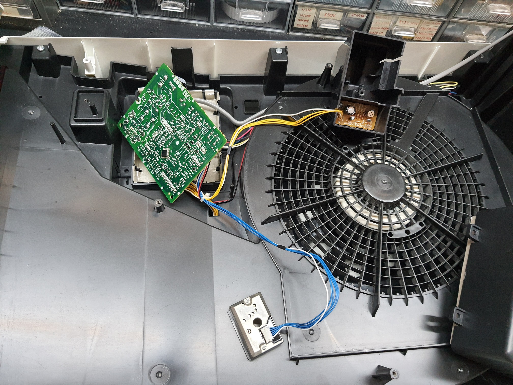 ซ่อมเครื่องฟอกอากาศ ยี่ห้อ SHARP รุ่น SHARP_FU-E80-W อาการลมไม่ออกมอเตอร์ไม่หมุน