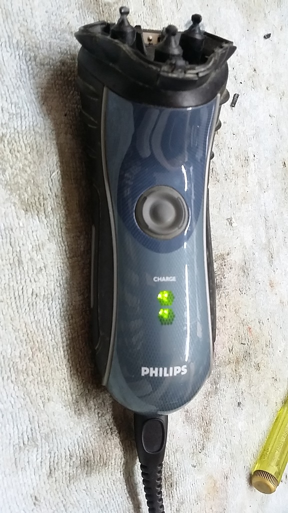 ซ่อมเครื่องโกนหนวด ยี่ห้อ PHILIPS รุ่น HD 7340 อาการชาร์จไฟไม่เข้า