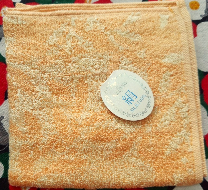ผ้าเช็ดหน้า ere du miqnon silk 100 % จากญี่ปุ่น Size : 25 x 25 cm