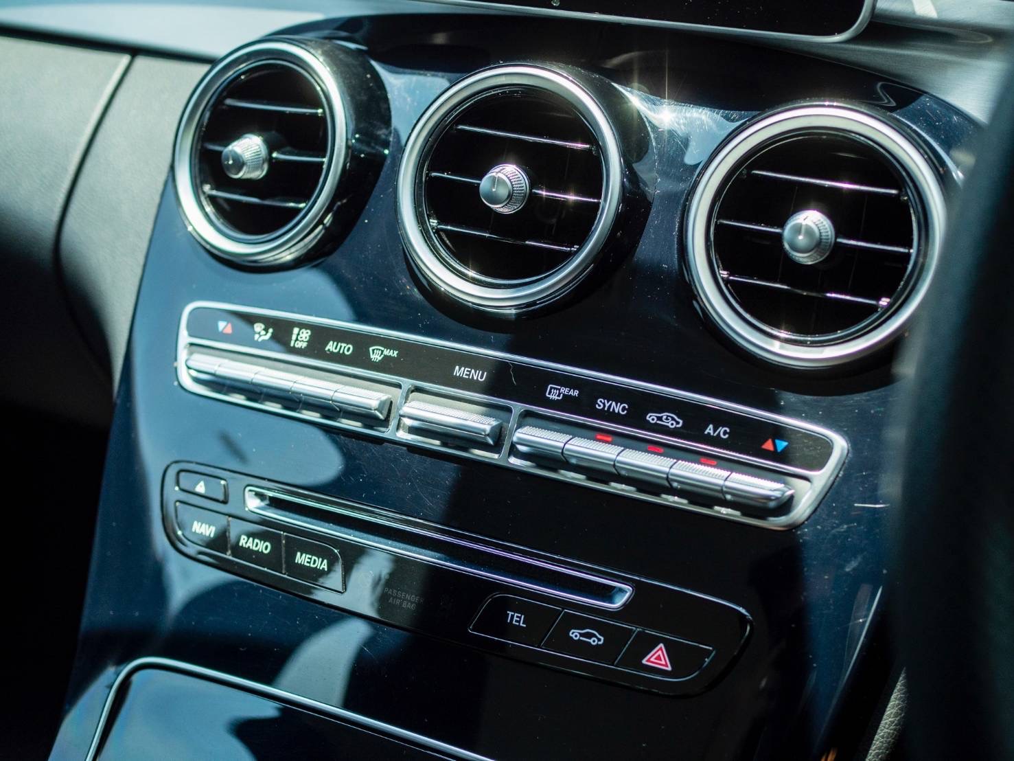 Mercedes-Benz C200 Avantgarde ปี 2016 W205 สีขาว ภายในดำ