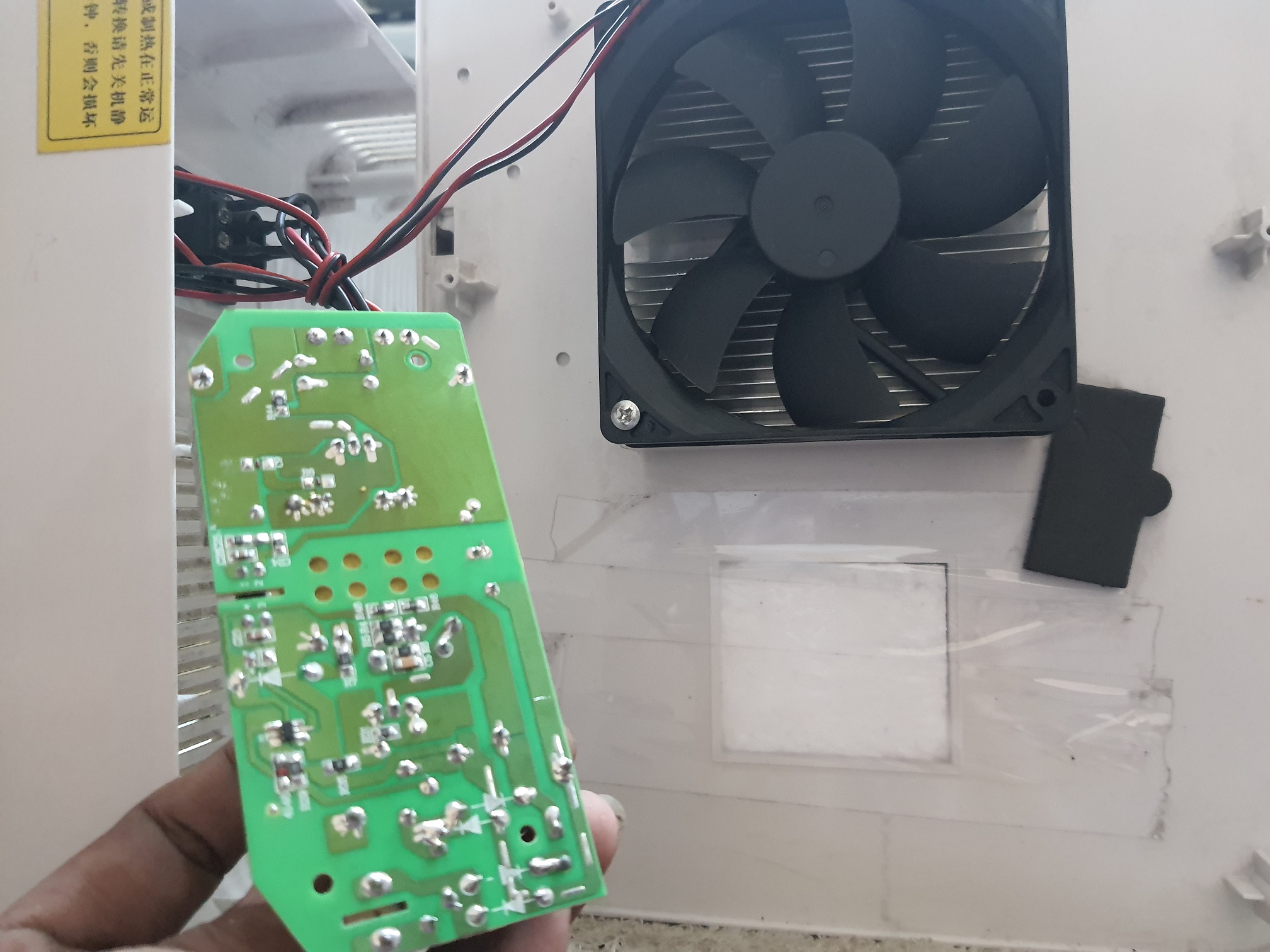 ซ่อมตู้เย็นขนาดเล็ก ยี่ห้อ HYUNDAI รุ่น HD-22L อาการเครื่องไม่ทำงาน