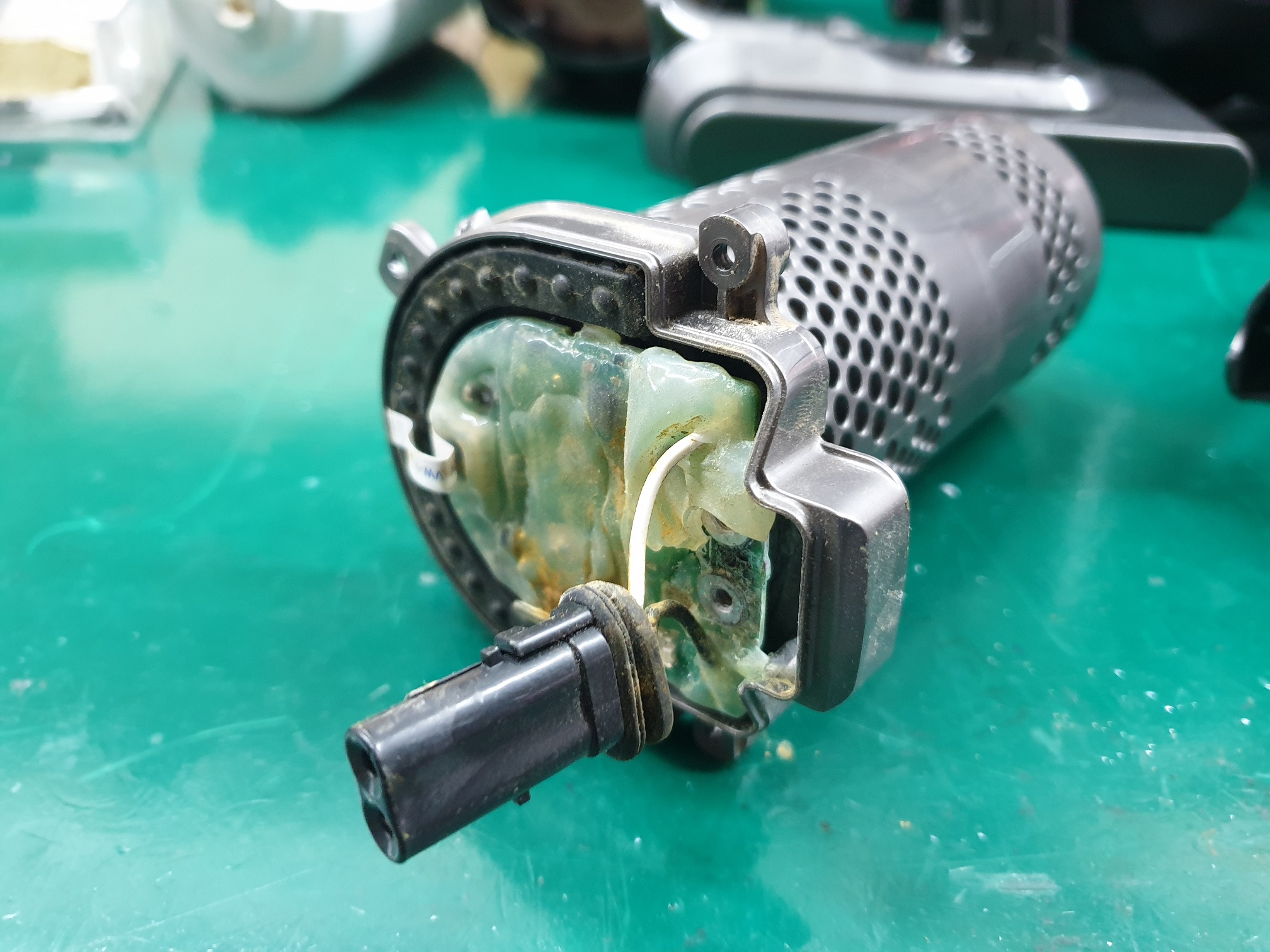 ซ่อมเครื่องดูดฝุ่นแบบด้าม ยี่ห้อ DYSON รุ่น SV15 อาการกดดูดฝุ่นเครื่องติดแล้วดับ