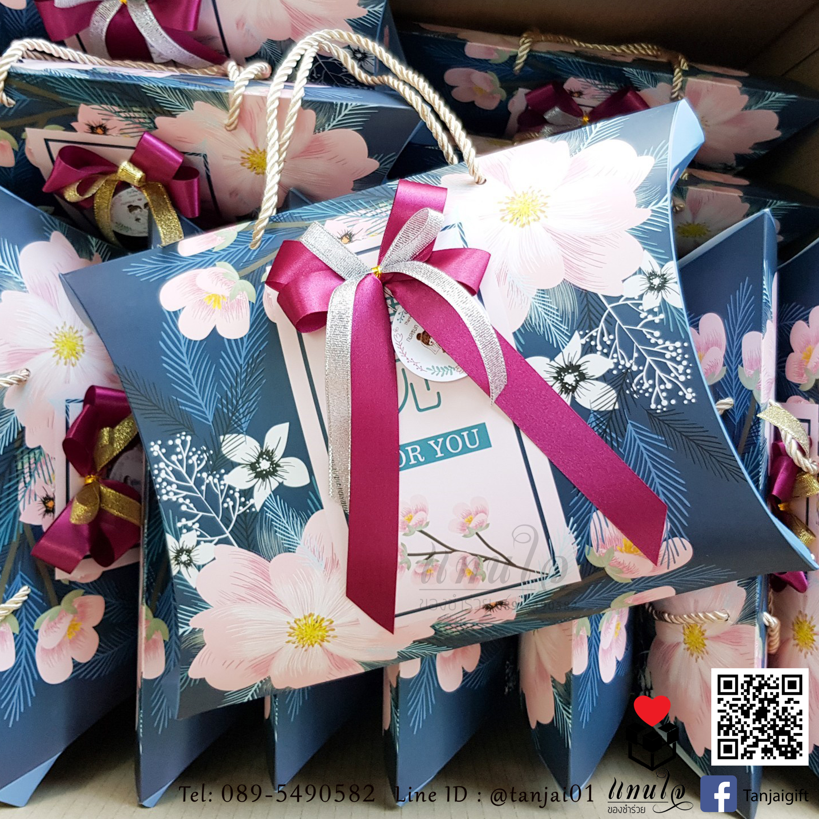 เซ็ตของรับไหว้ผู้ใหญ่ ผ้าเช็ดตัวนาโนลายหมีขนาด 70x140 cm ในกล่องหมอนหูหิ้วสีน้ำเงิน พร้อมโบว์ สำเนา