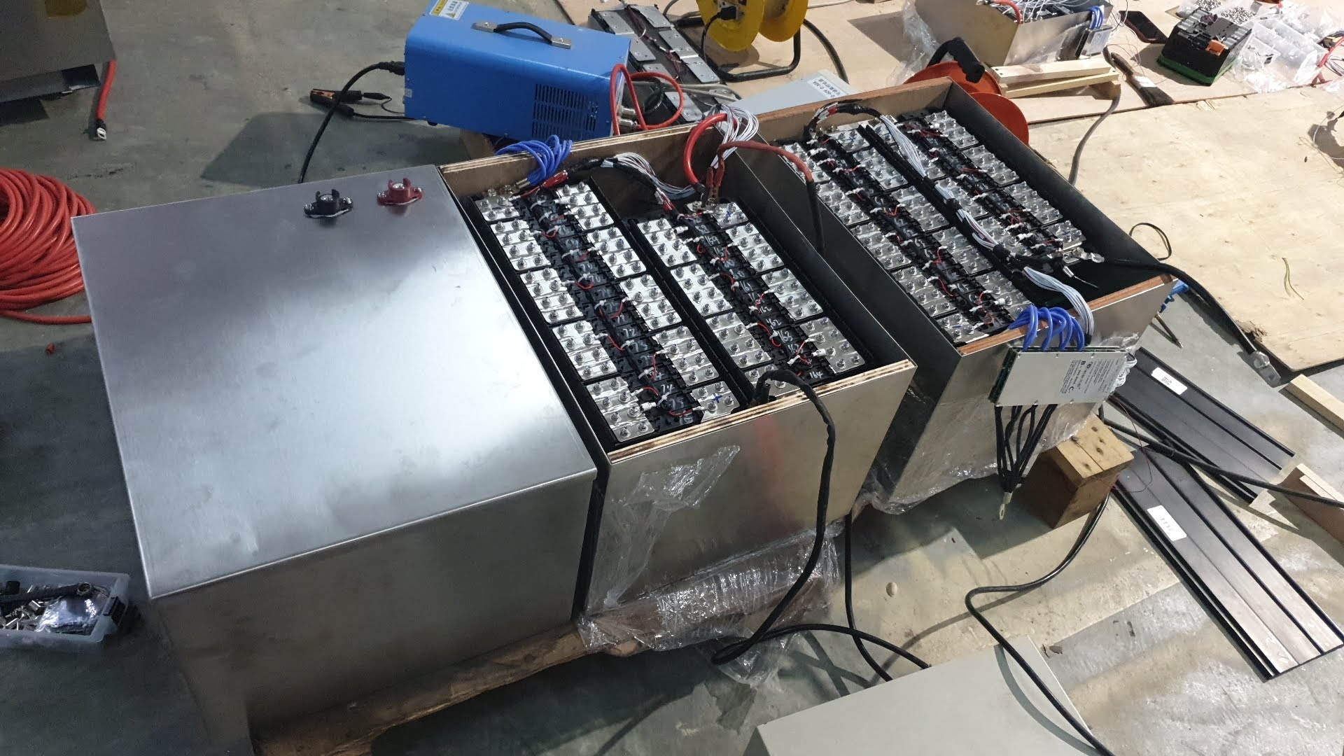 แบตเตอรี่ลิเทียมทำตามสั่ง เน้นจ่ายกระแสสูง 24v 48v 100ah 200ah งานเฉพาะทาง โฟลคลิฟไฟฟ้าใช้งานหนักๆ