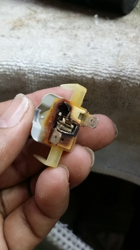 ซ่อมเตารีดไอน้ำ ยี่ห้อ ELVIRA รุ่น 520 อาการสวิทช์ไอน้ำเสีย