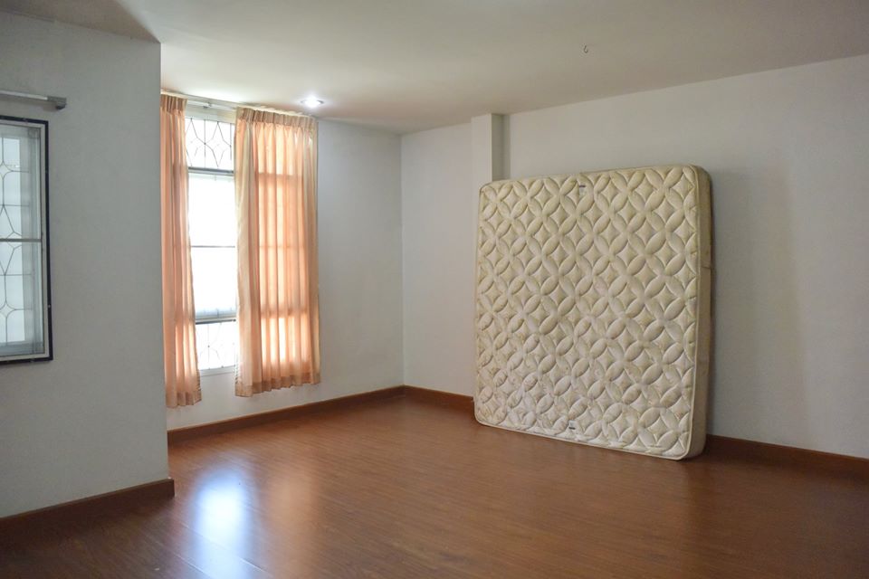 ให้เช่า Townhome 3ชั้นครึ่ง หลังมุม ติด เซ็นทรัลแจ้งฯ