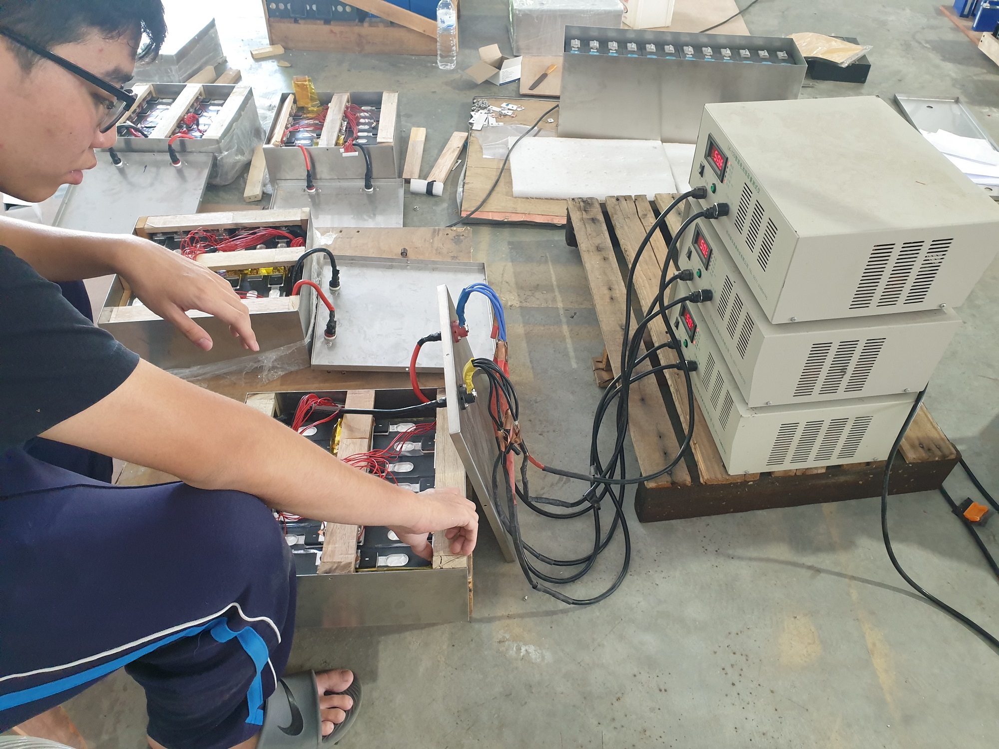 รับประกอบแบตเตอรี่ลิเธียมสำหรับงานเฉพาะ งาน OEM รถกอล์ฟ รถโฟลคลิฟท์ไฟฟ้า AGV แบตเตอรี่สำรองไฟ UPS โซล่าเซลล์