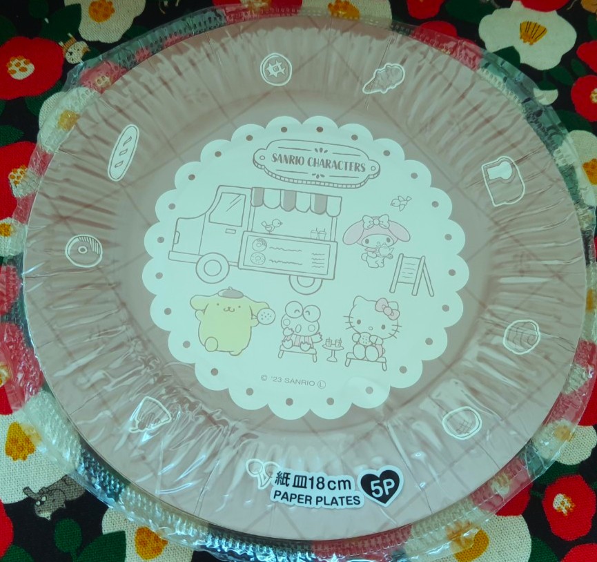 Sanrio Characters จานกระดาษ ถ้วยกระดาษ รวมตัวละคร ซานริโอ้ ของแท้จากญี่ปุ่น Size : 18 cm 5 ใบ