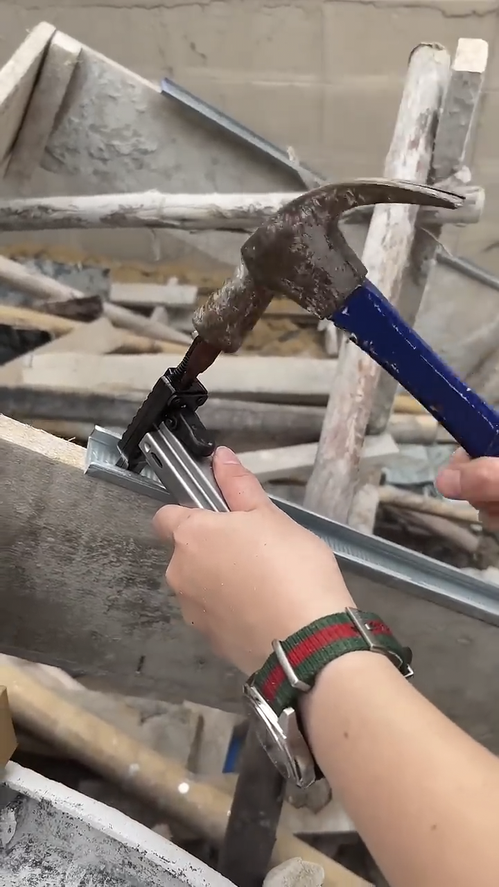 เครื่องตอกตะปูด้วยมือ กึ่งอัตโนมัติ ยี่ห้อ AKITA รุ่น ST-18B รุ่นท๊อป