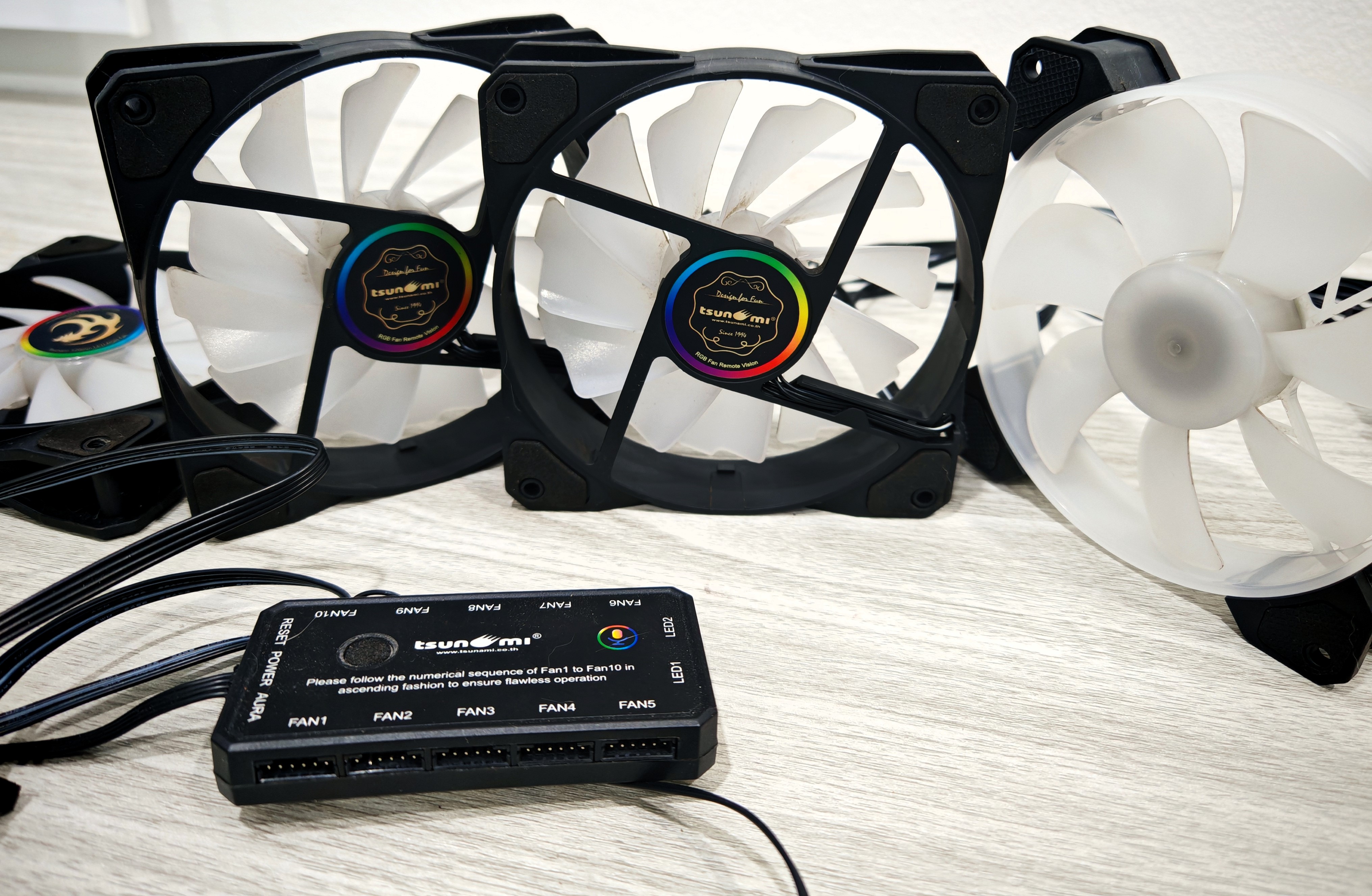 ชุดพัดลม tsunami 3 ตัว + coolmoon 1ตัว พร้อมกล่องคุมไฟ พัดลมเป็นแบบ RGB
