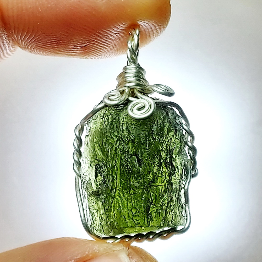 จี้โมลดาไวท์ (Moldavite) 4.2กรัม ขนาดจี้ 3.1x1.8ซม.หนา1.2ซม. รับประกันของแท้ 100%