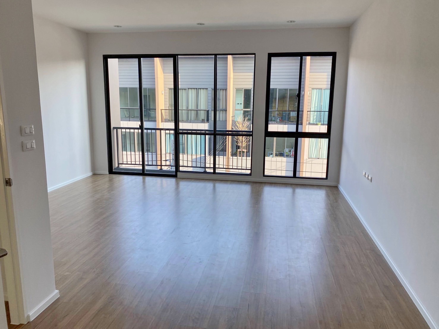 ให้เช่า บ้านกลางเมือง The Era ปิ่นเกล้า-จรัญฯ บ้านใหม่มือ 1 สามชั้น