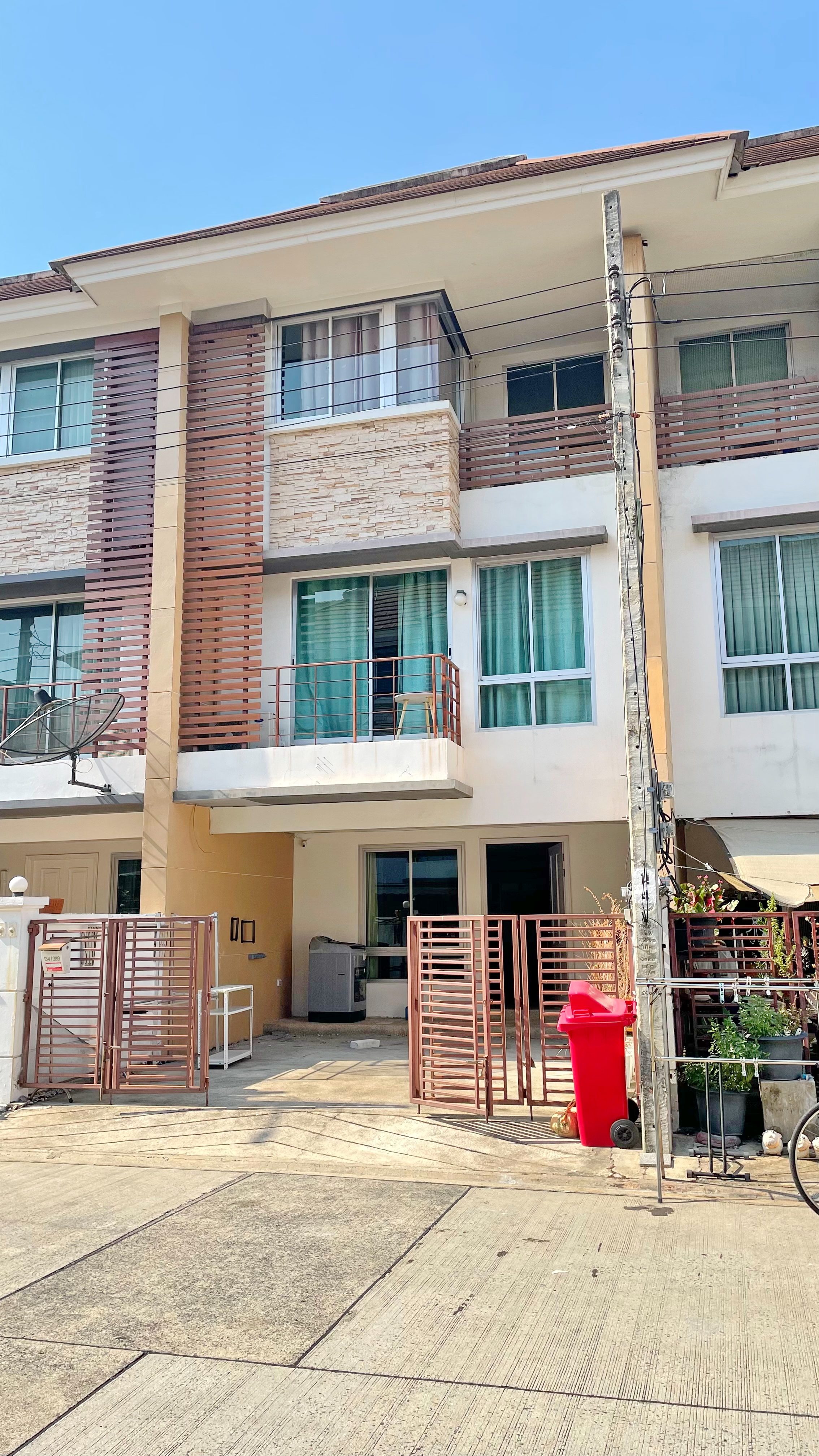 ให้เช่า ทาวน์โฮม3 ชั้น แยกสนามบินน้ำ ใกล้สถานีรถไฟฟ้าสายสีม่วงและสายสีชมพู.บ้านพร้อมอยู่