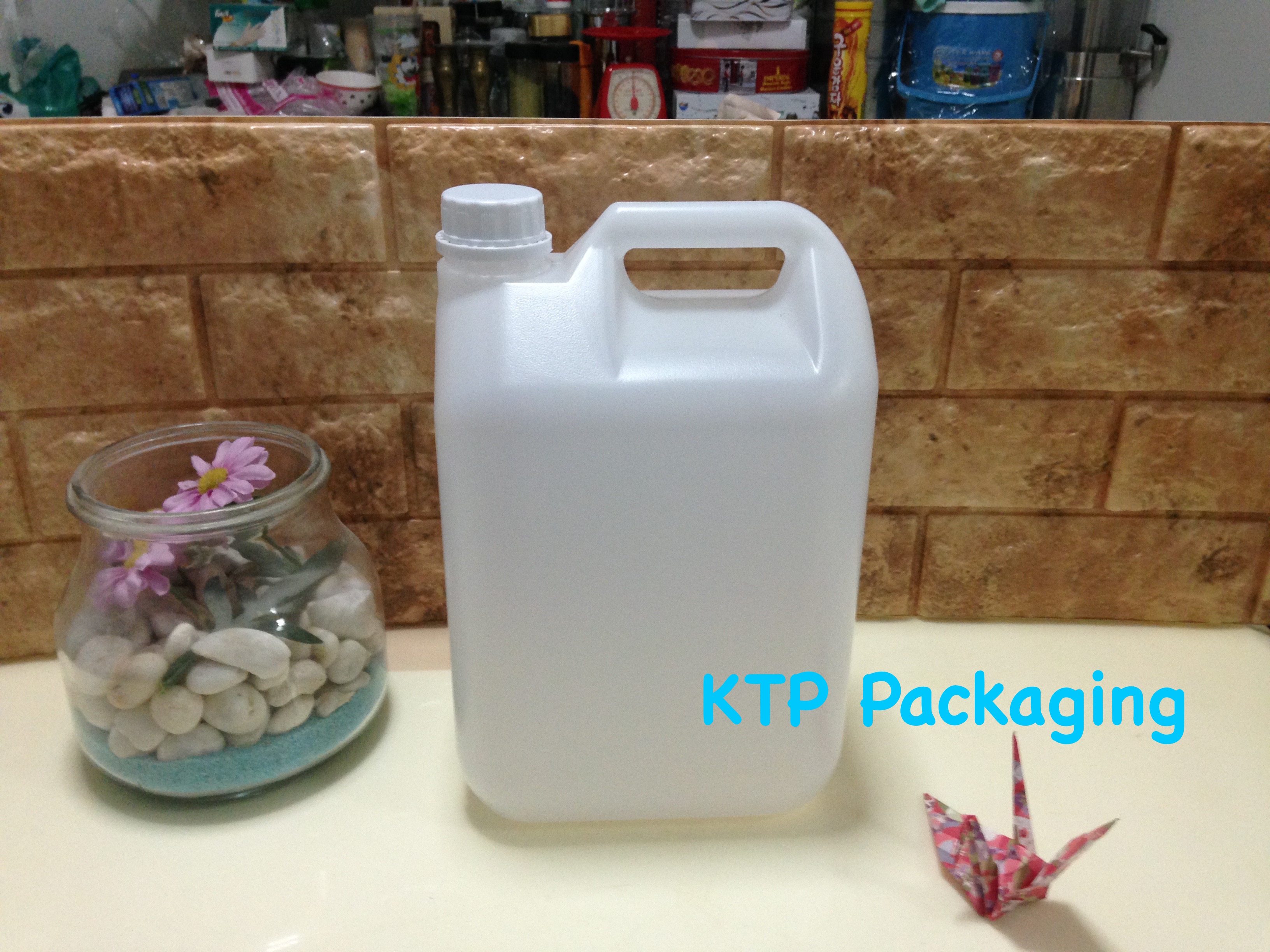 แกลลอนพลาสติก พร้อมฝา ขนาด 5 ลิตร แบบ B