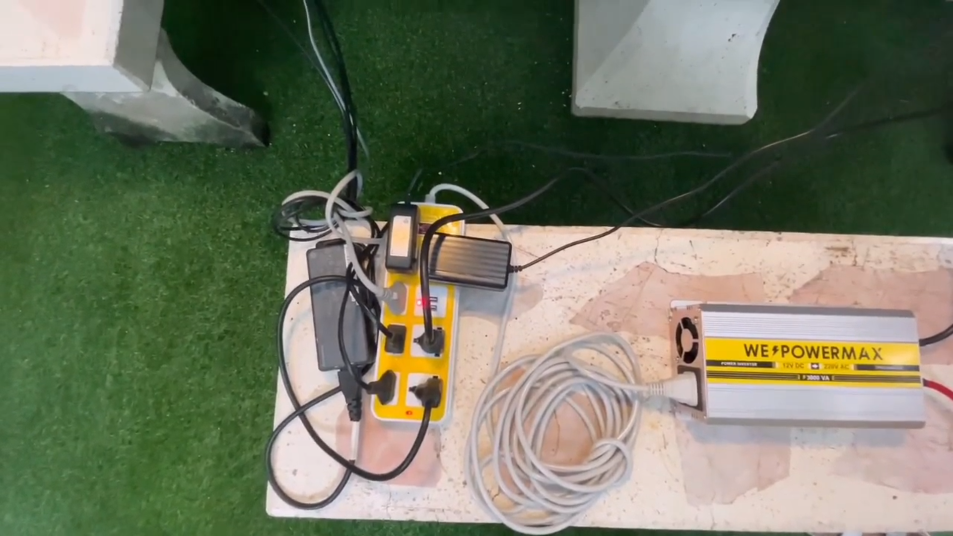 ตัวแปลงไฟ 12V เป็นไฟบ้าน 220V ขนาด 3,000W ยี่ห้อ WE POWER MAX