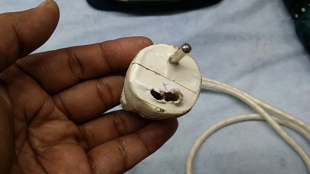 ซ่อมเตารีดไอน้ำ ยี่ห้อ PHILIPS รุ่น GC2520 อาการหัวปลั๊กสายเตารีดเสีย