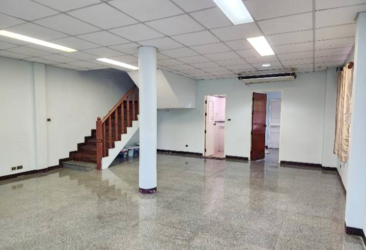 ให้เช่าบ้านแฝดห้องมุม 3 ชั้น (ไม่มีเฟอร์) เส้นเลียบคลองประปา ใกล้ MRT เมืองทองธานี