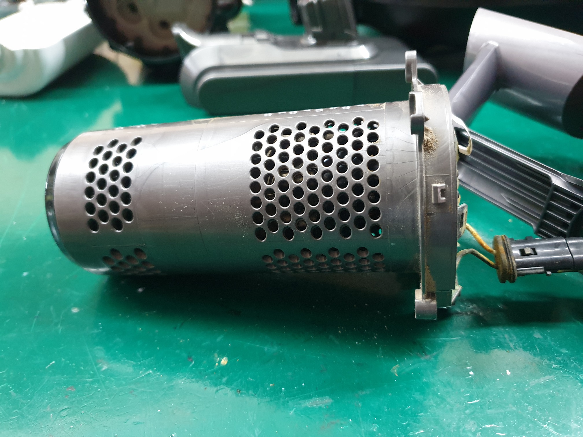 ซ่อมเครื่องดูดฝุ่นแบบด้าม ยี่ห้อ DYSON รุ่น SV15 อาการกดดูดฝุ่นเครื่องติดแล้วดับ