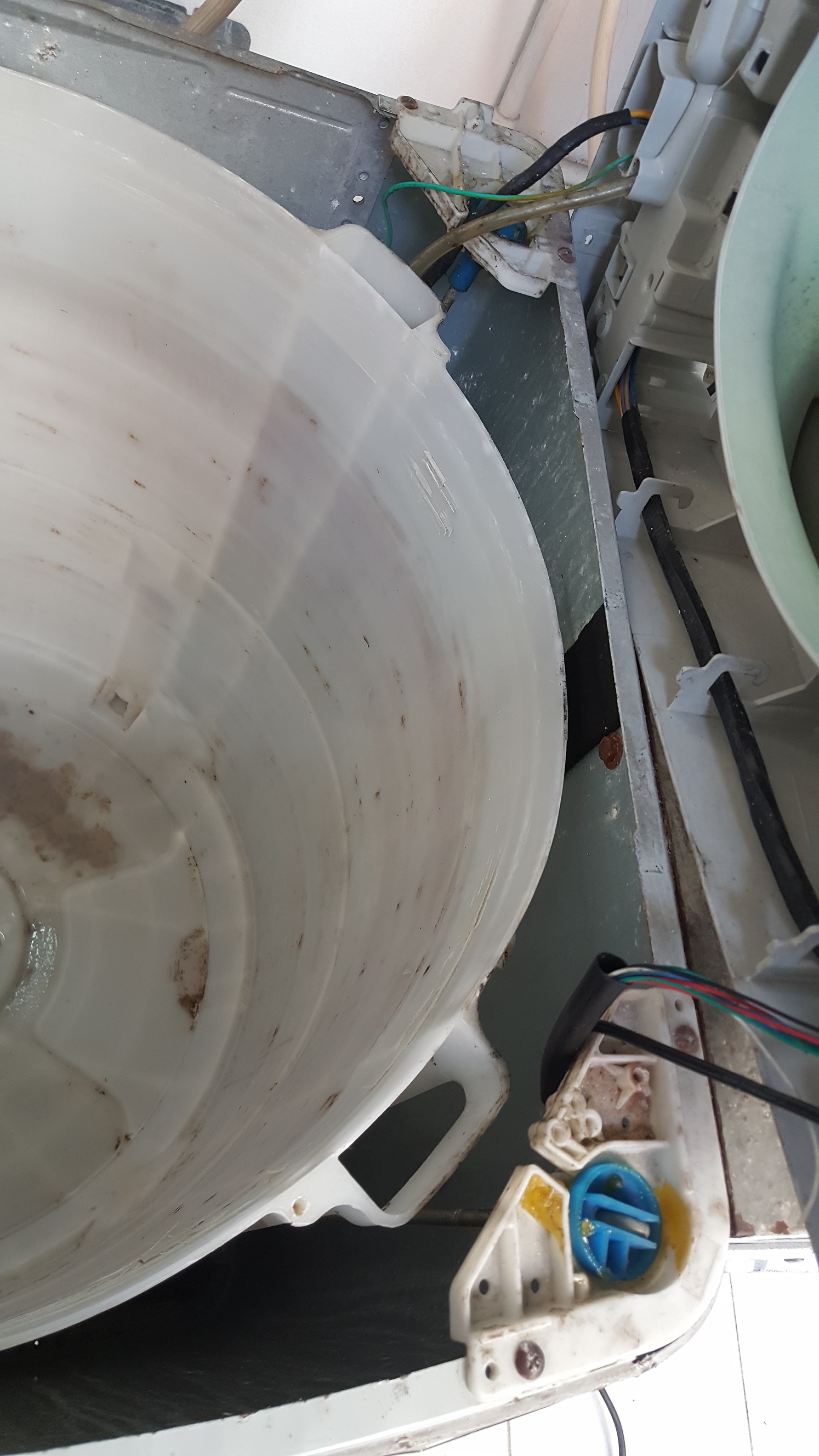 ซ่อมเครื่องซักผ้า ยี่ห้อ LG รุ่น WF-T1135TD อาการถังซักชนขอบถังเสียงดังจนเครื่องหยุดทำงาน