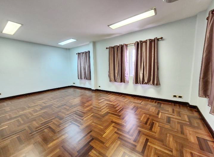 ให้เช่าบ้านแฝดห้องมุม 3 ชั้น (ไม่มีเฟอร์) เส้นเลียบคลองประปา ใกล้ MRT เมืองทองธานี