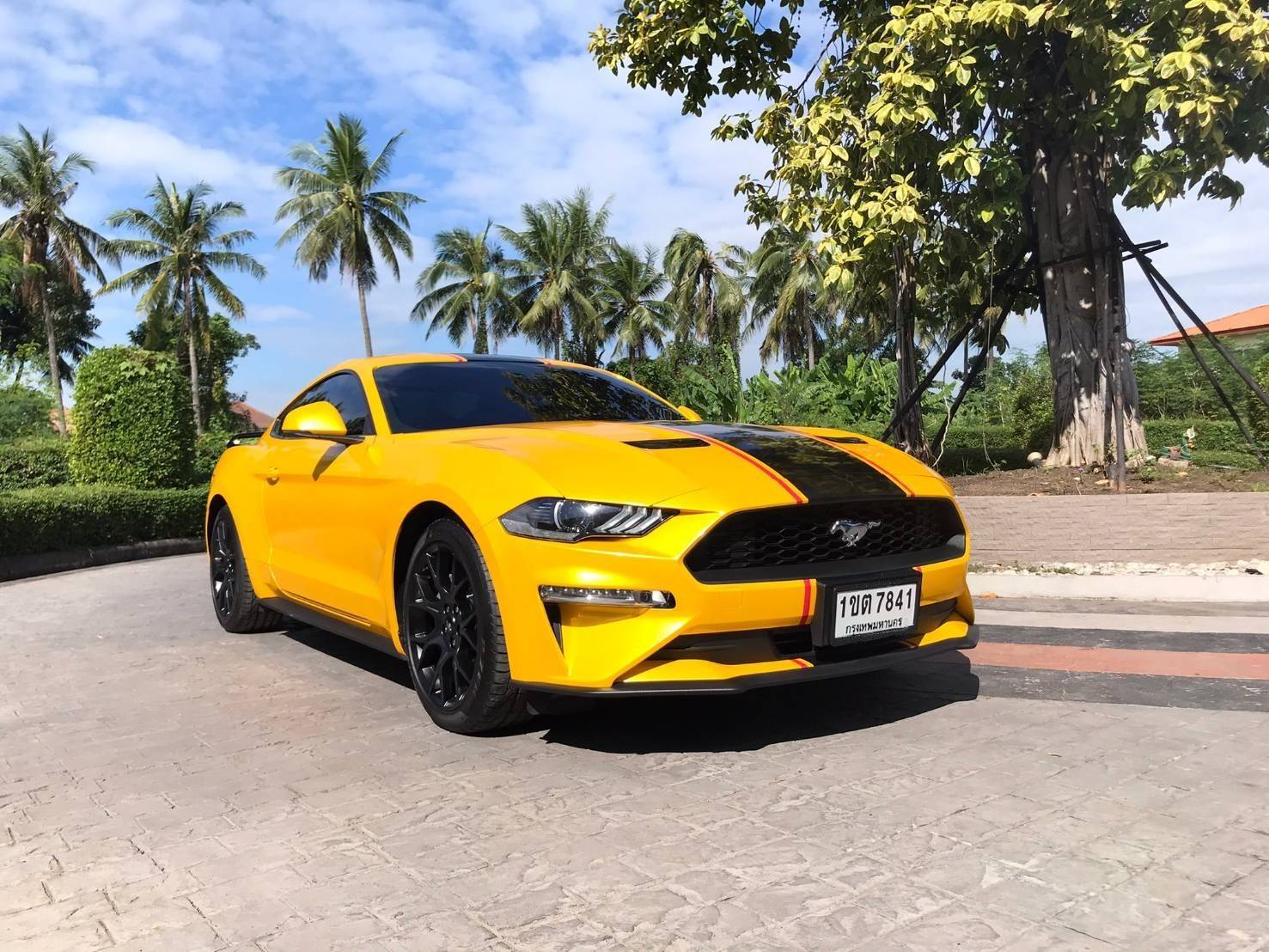 Ford mustang2.3 ecoboost coupe AT สีดำ wrap เหลือง ปี 2019 จด 2020