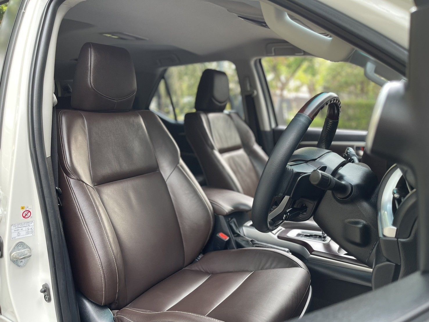 Toyota Fortuner 2.8V 2wd AT สีขาว ปี2015