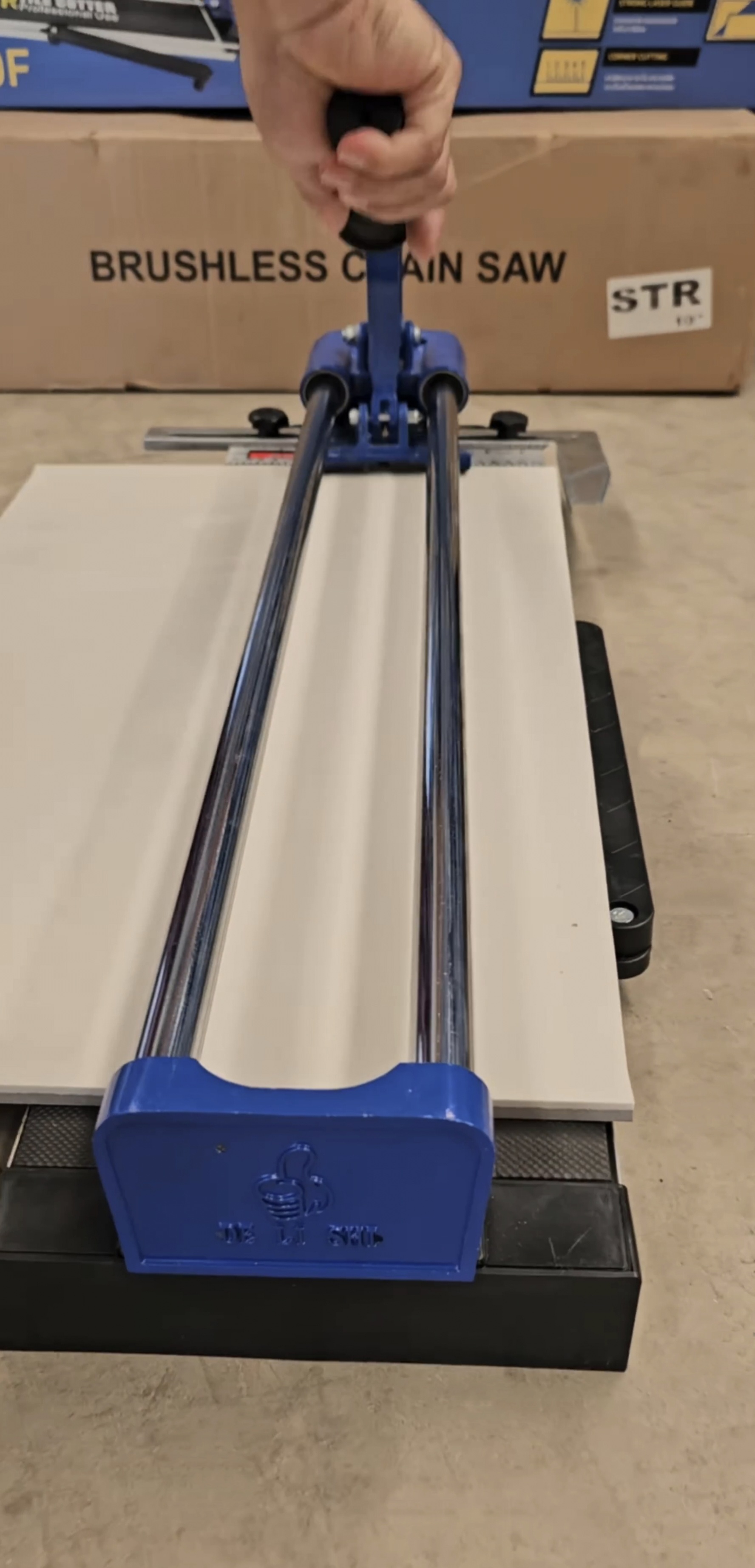 แท่นตัดกระเบื้อง STR มี 2ไซส์ 26นิ้้ว 32นิ้ว แถมลูกกลิ้งตัดกระเบื้อง 1อัน