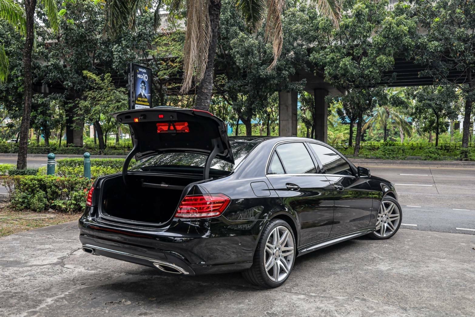 Mercedes Benz E200 CGI Saloon AMG ปี2015
